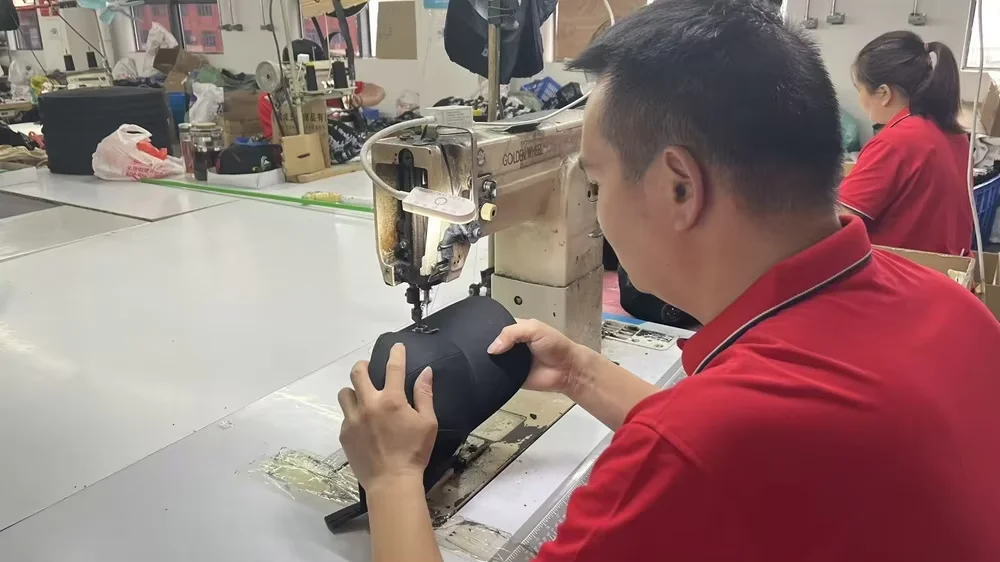 Couture industrielle pour l’assemblage de casquettes de baseball